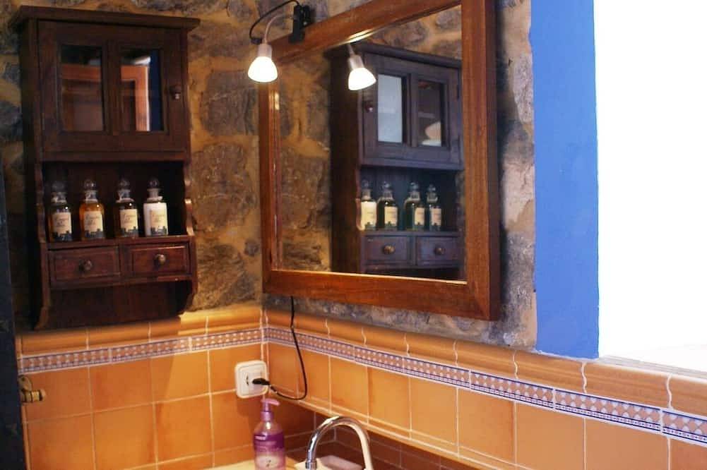 Típica casa ibicenca de piedra y madera con piscina, frente a la puesta de sol. in San Miguel de Balansat, San Juan Bautista