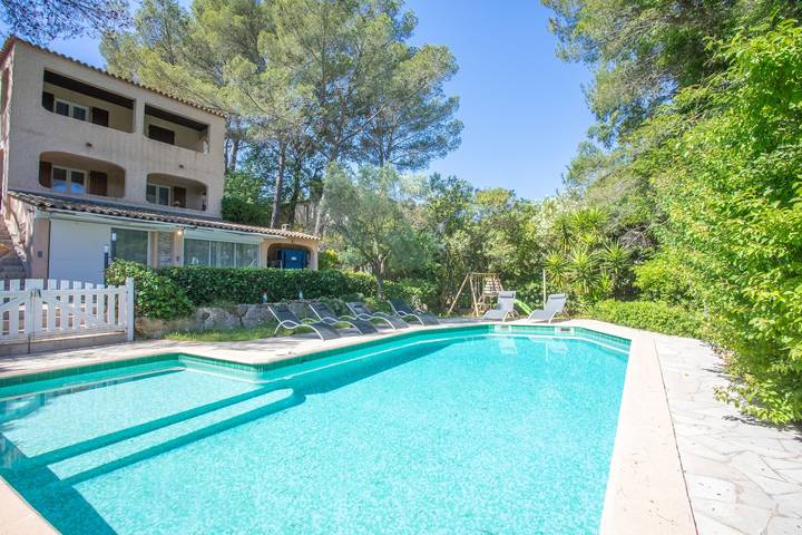 Entire studio, Studio Apartment 'Les Cyclamens - Les Ecureuils' with Shared Pool, Wi-Fi and Air Conditioning in Saint-Raphaël, Mediterranean Coast (France)