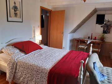 Chambre d’hôte pour 2 personnes, avec jardin ainsi que vue et piscine à Pionsat