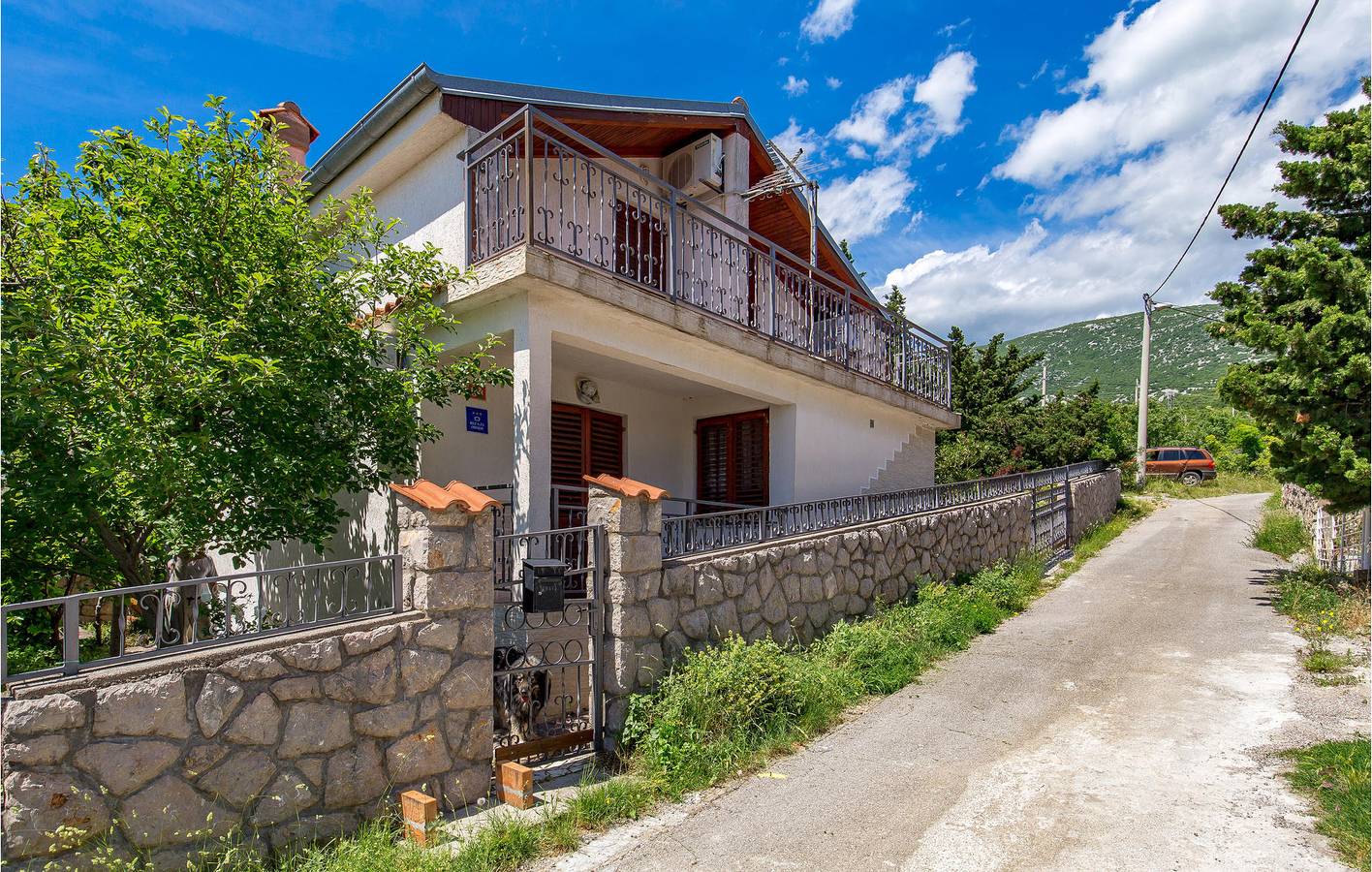Modernes 2-Zimmer-Apartment mit Terrasse, 2,5 km vom Strand entfernt und mit Parkplatz in Cesarica, Naturpark Velebit