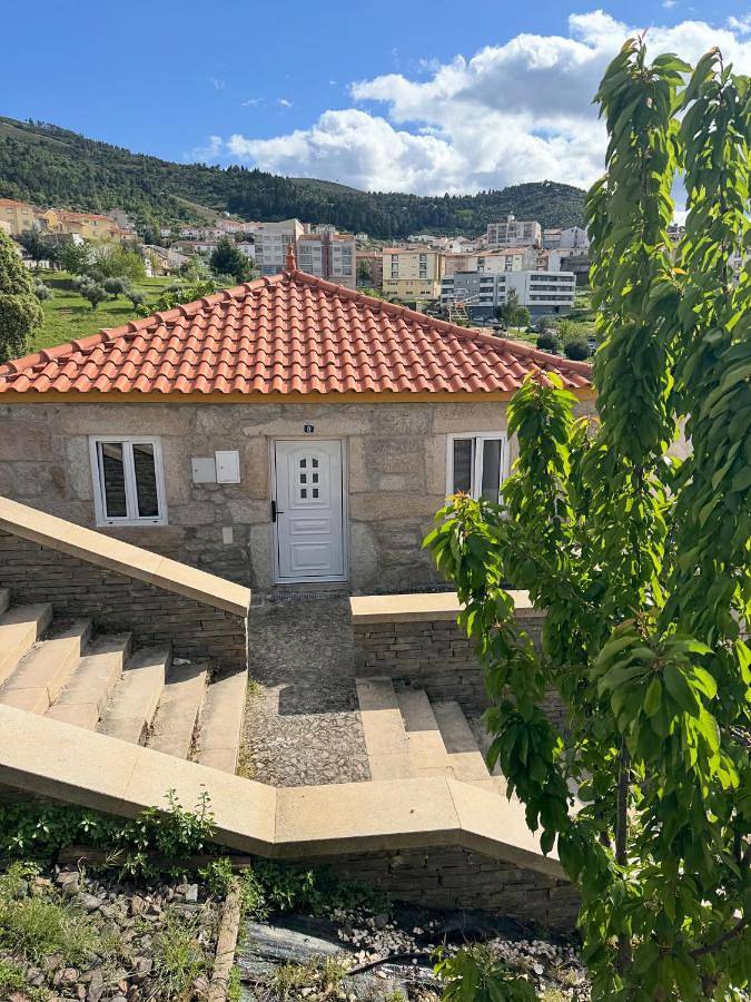 Location de vacances pour 8 personnes, avec piscine ainsi que jardin et vue dans Torre de Moncorvo