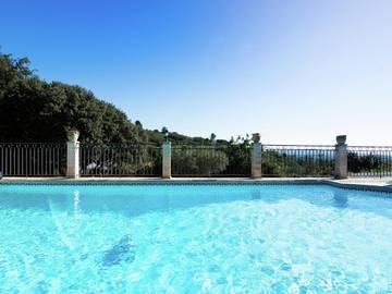 Cottage pour 5 personnes, avec piscine ainsi que jardin et terrasse à Lédenon