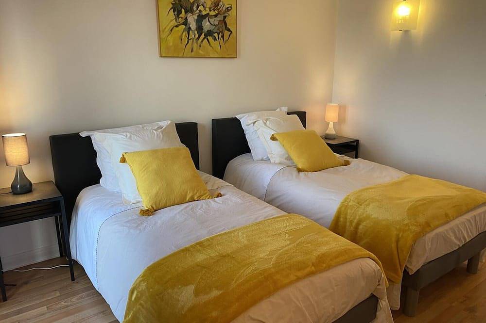 Entire apartment, Panoramic apartment in Moulins center with terrace, 2 bedrooms, and modern amenities in Moulins, Allier