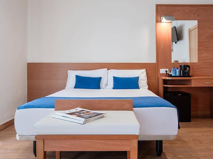 Pierre & Vacances Hotel Horitzó - Habitación 3 personas - Habitación Doble + Cama Supletoria - Balcón - Desayuno Incluido in Palafolls, Costa del Maresme