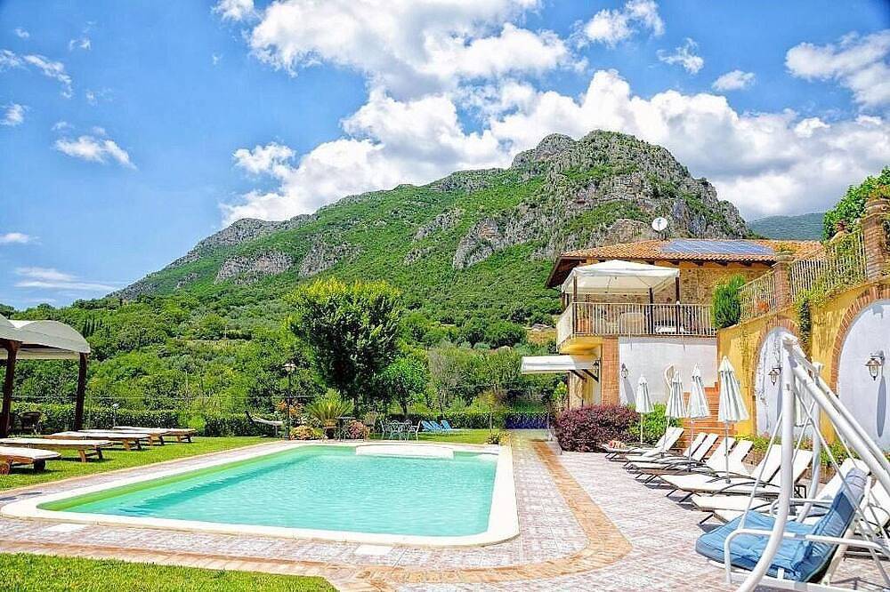 Villa Giuncalia C: A welcoming apartment surrounded by the greenery, with Free Wi-Fi. in Giungano, Cilento