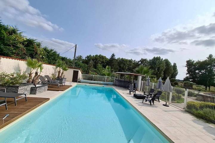 Gîte pour 3 personnes, avec jacuzzi et terrasse ainsi que piscine et jardin à Marsas