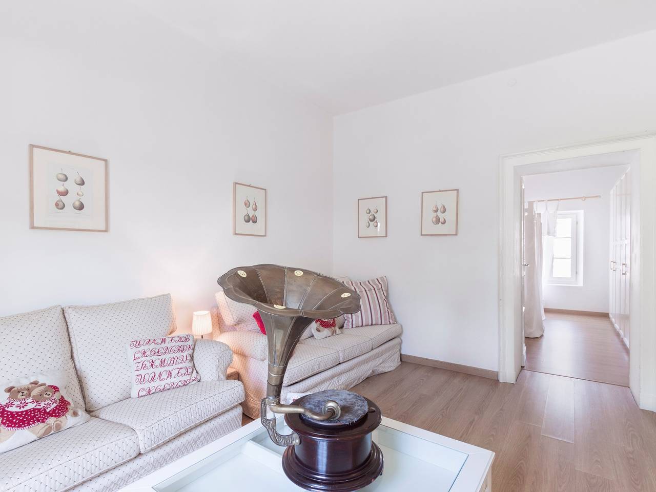 Entire apartment, 'Delicious House Michelangelo' Apartment with Shared Garden, Wi-Fi & Air Conditioning in Cavaion Veronese, Garda Mountains