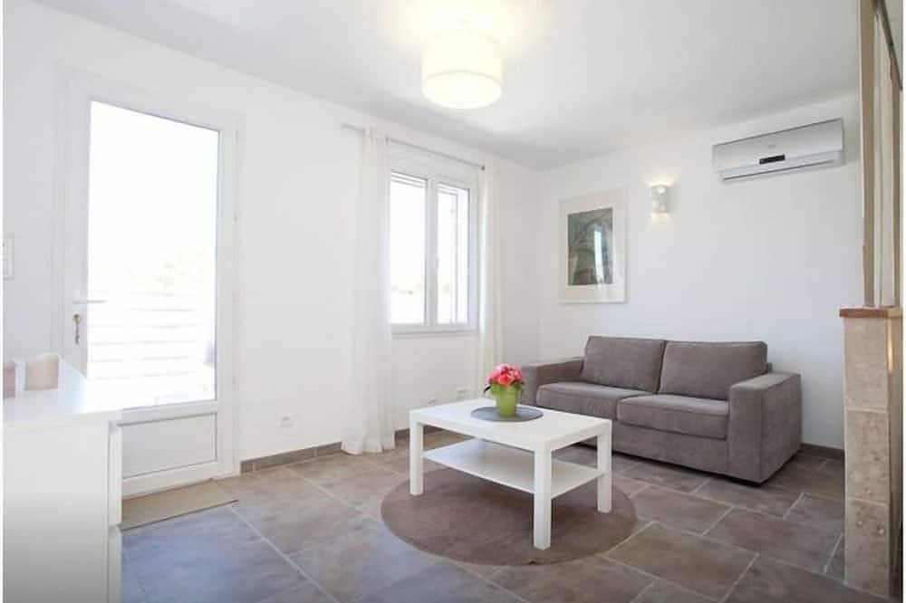 Apartamento entero, Estudio encantador, tranquilo, patio, 2-4p in Fontvieille, Region de Arles