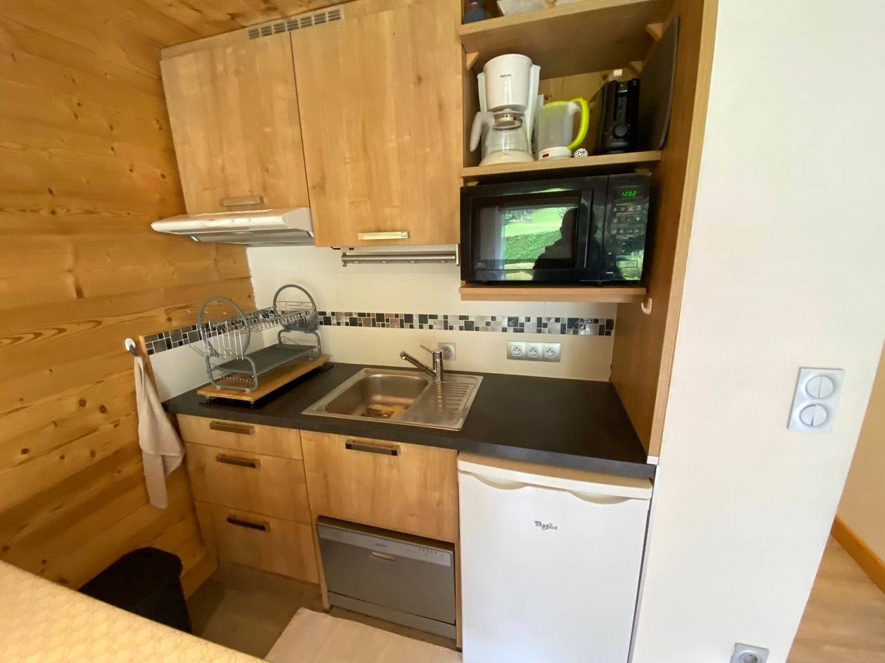 Entire studio, Renovated Studio Cabin in La Clusaz Near Village and Slopes with Garage and Balcony in La Clusaz, Annecy region