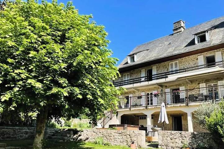 Location de vacances pour 6 personnes, avec Terrasse à La Roche-Canillac
