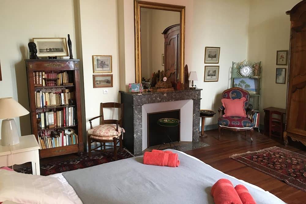 Chambre d'hôtes dans manoir de charme. Une suite familiale (2ch+1sdb), 3ch + sb in Bouglon, Région de Marmande