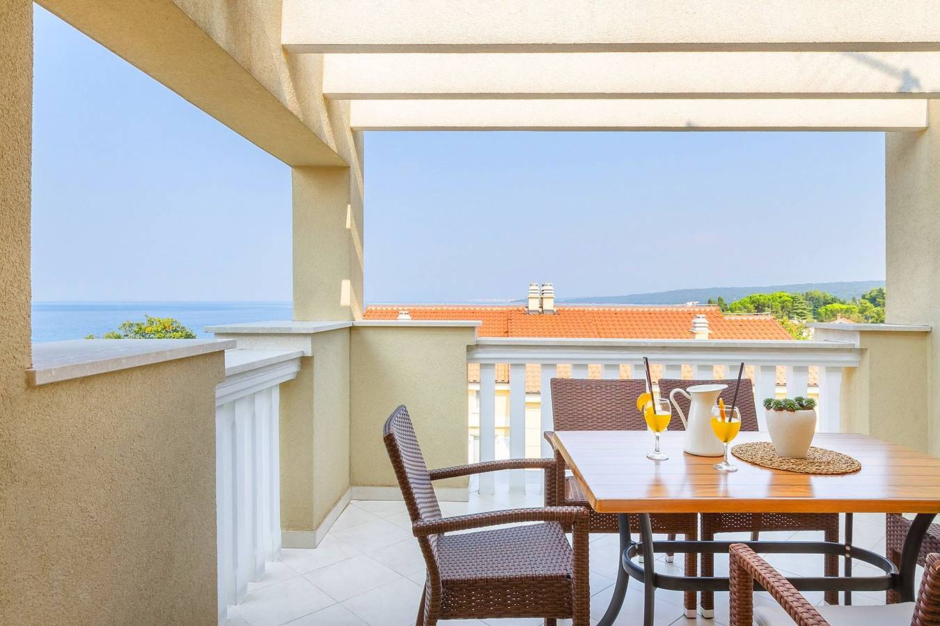 Ganze Wohnung, Elegante Ferienwohnung Mande 5 mit Meerblick in der Villa auf Krk in Zidarici, Krk