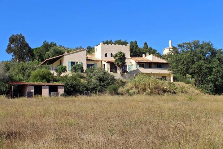 Maison de vacances pour 4 personnes, avec jacuzzi ainsi que jardin et piscine, adapté aux familles