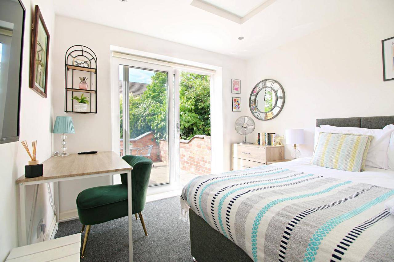 Deluxe Double Room with Shower in Coventry, Birmingham Area