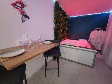 Location de vacances pour 2 personnes, avec jardin ainsi que jacuzzi et piscine à Meusnes