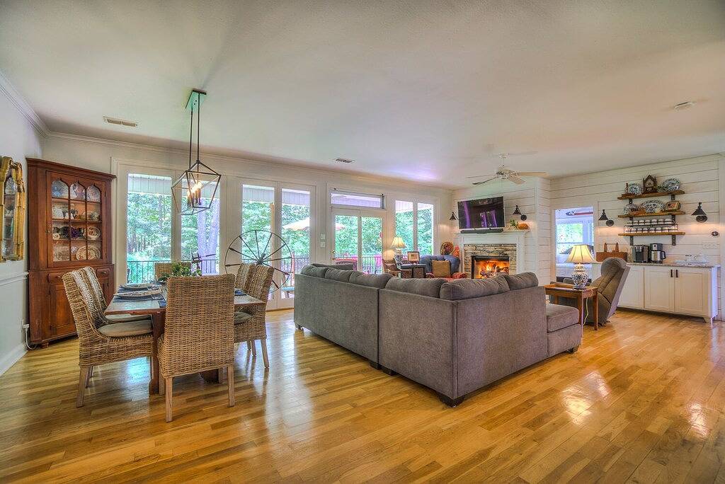 Land Charmeur mit einladenden vorderen und hinteren Veranden, Swim Spa, Decks, Feuerstelle in Van Zandt County