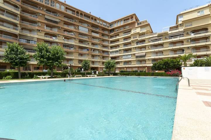 Casa para 4 personas, con balcón además de piscina y jardín en Gandía