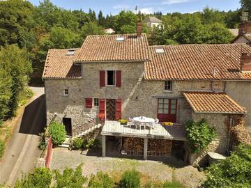 Chambre d’hôte pour 4 personnes, avec jardin à Montrol-Sénard
