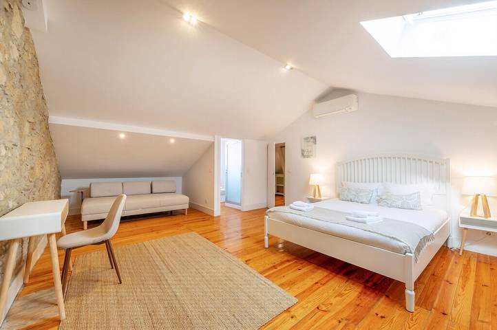 Last minute apartment for 7 people, with balcony in Lisbon