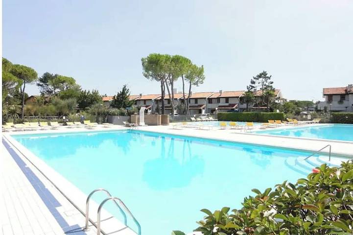 Villa für 7 Personen, mit Garten und Pool in Bibione