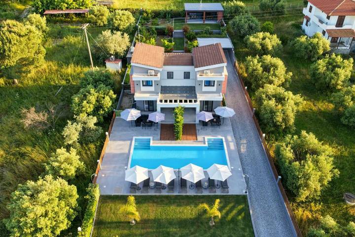 Ferienhaus für 8 Personen, mit Balkon und Terrasse sowie Garten und Pool