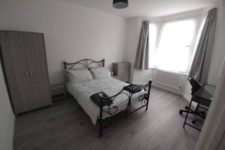 Apartamento entero, Ground Floor apartment with Parking nearby & train & bus in Reading, Berkshire