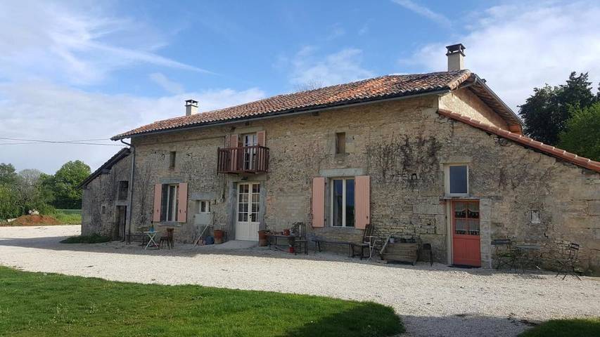 Cottage pour 3 personnes, avec piscine et jardin à Alloue