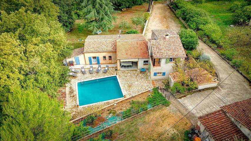 Chambre d’hôte pour 2 personnes, avec Terrasse et Jardin ainsi que Piscine et Vue à Le Cannet-des-Maures