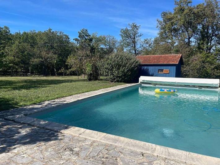 Location de vacances pour 9 personnes, avec terrasse ainsi que jardin et piscine à Cressensac - 2