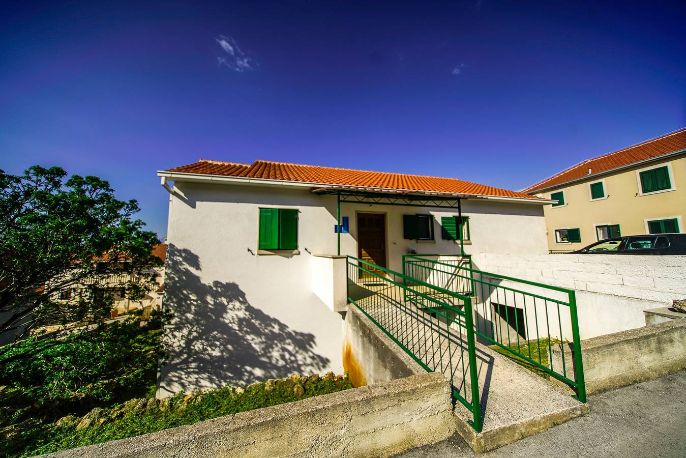 Ganze Wohnung, Three bedroom apartment with terrace and sea view Postira, Brač A-18472-a in Postira, Brac