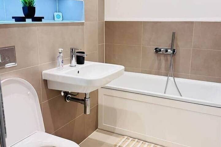 Spacious 2Br Home | 3 Parking | Offers Weekly Stay in Reading, Berkshire