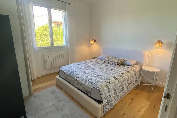 Appartement entier, Appartement haut de villa lumineux de 82 m2, jardin, piscine, terrasse ombragée in Bormes-les-Mimosas, Parc national de Port-Cros