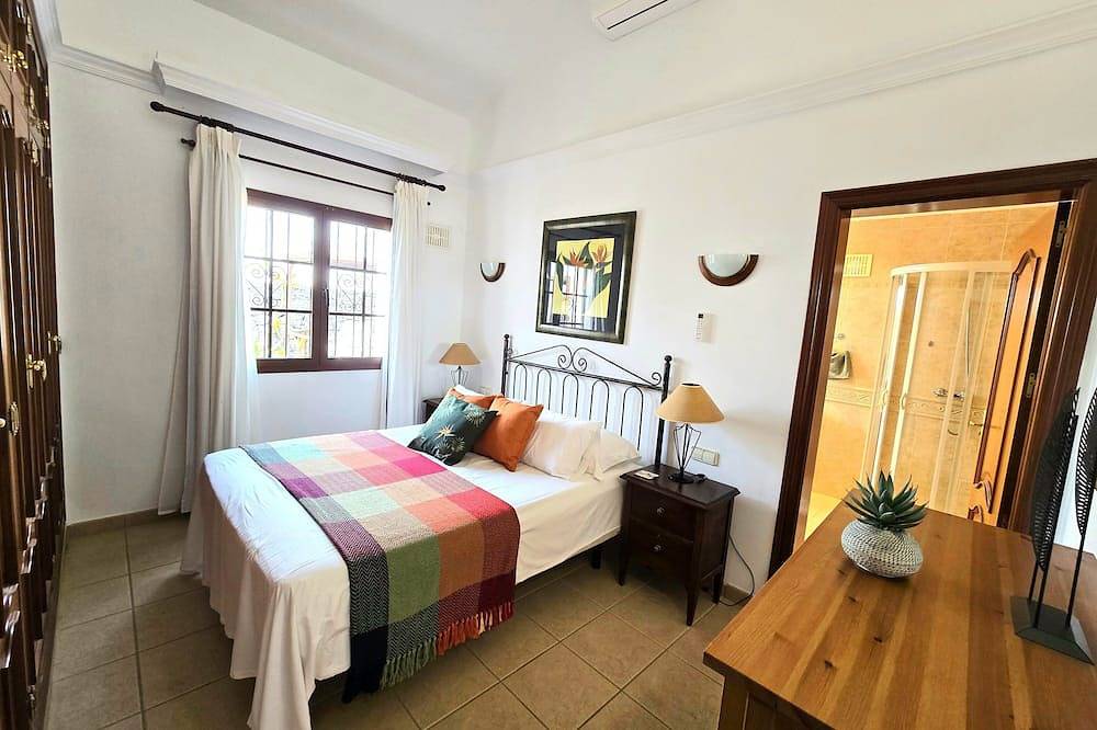 Four bedroomed villa private heated pool, air conditioning, central Playa Blanca in Playa Blanca, Yaiza