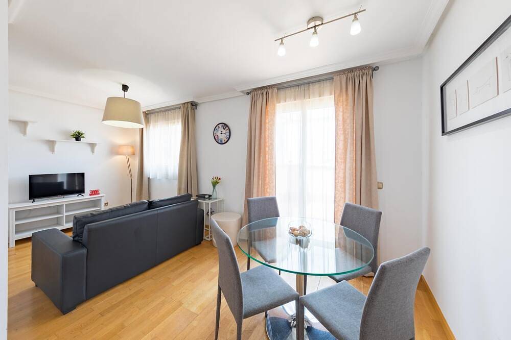 Entire apartment, Las Tablas - 1 Bedroom with terrace in Punto de Atención al Ciudadano, Madrid