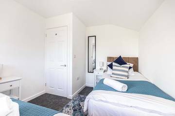 Holiday Rental for 12 People in Milford-on-Sea, Hampshire, Photo 1