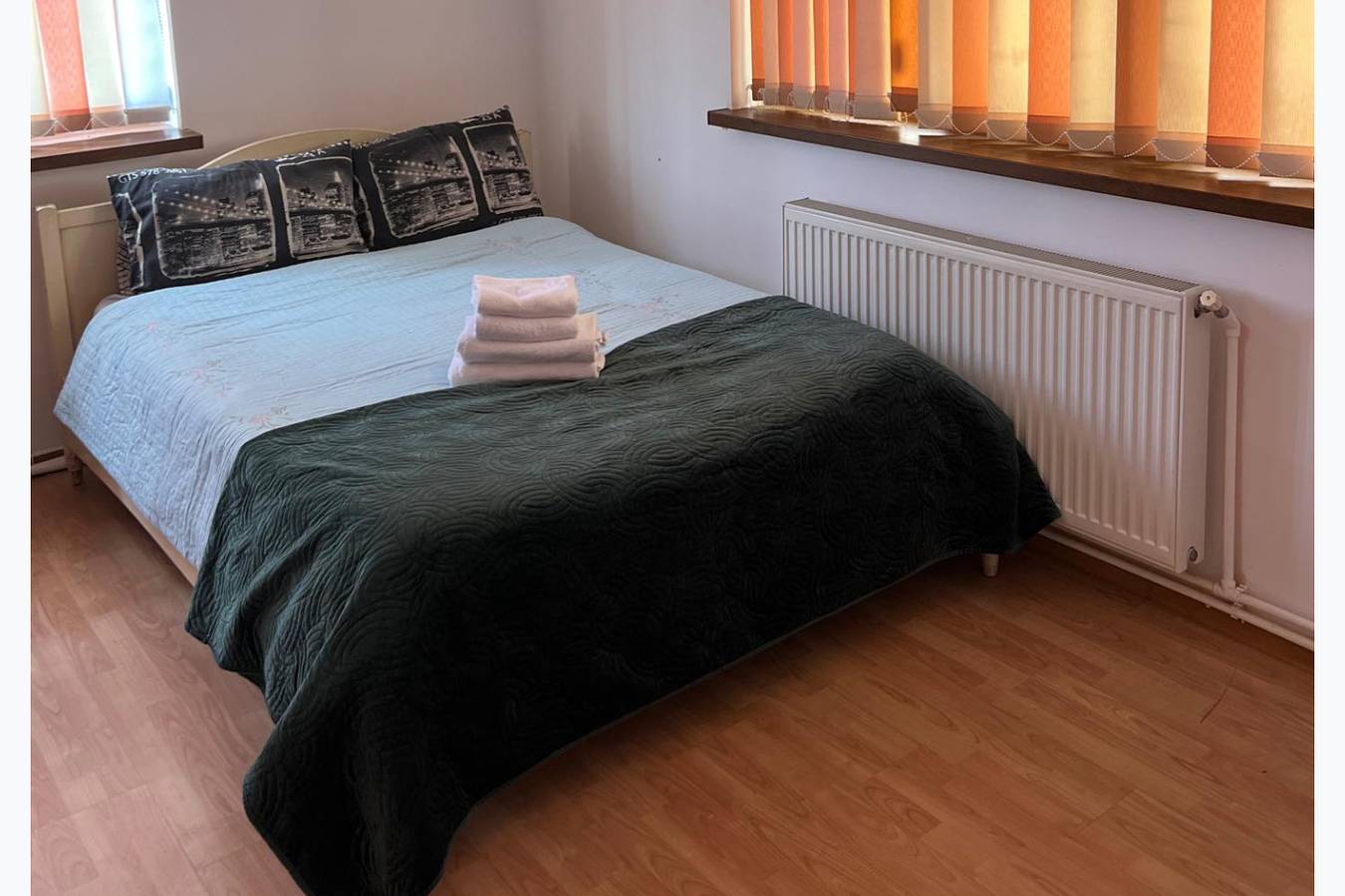 Roman Villa, Sleeps 8 with Parking and Garden in Neamț