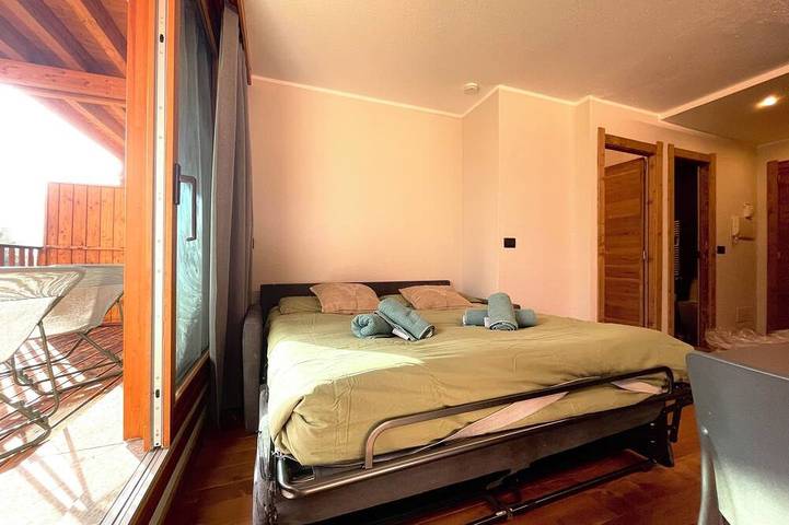 Ganze Wohnung, San Sicario Alto, Renovated Two-Bedroom Apartment, Ski-In/Ski-Out, Wi-Fi, View of the Alps in Cesana Torinese, Via Lattea