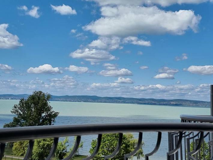 Ferienwohnung für 5 Personen, mit Balkon und Garten sowie Seeblick und Ausblick in Siofok