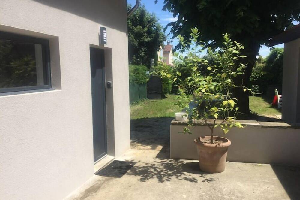 Appartement entier, Studio Moderne, climatisation, 20m2 in Saint-Symphorien-d'Ozon, Lyon et ses environs