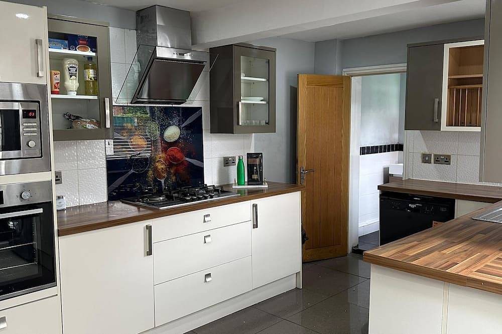 Cozy Room in Charming Home-Free Wi-Fi & Near Cafes in Heaton Chapel, Stockport