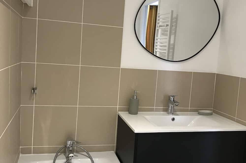 Entire apartment, 8-10 Pers apartment in the heart of the Chartreuse at the foot of the ski slopes in Sarcenas, Isère