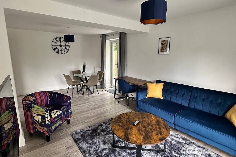Contemporary Comfort: 2-Bd Home in Guildford, Surrey