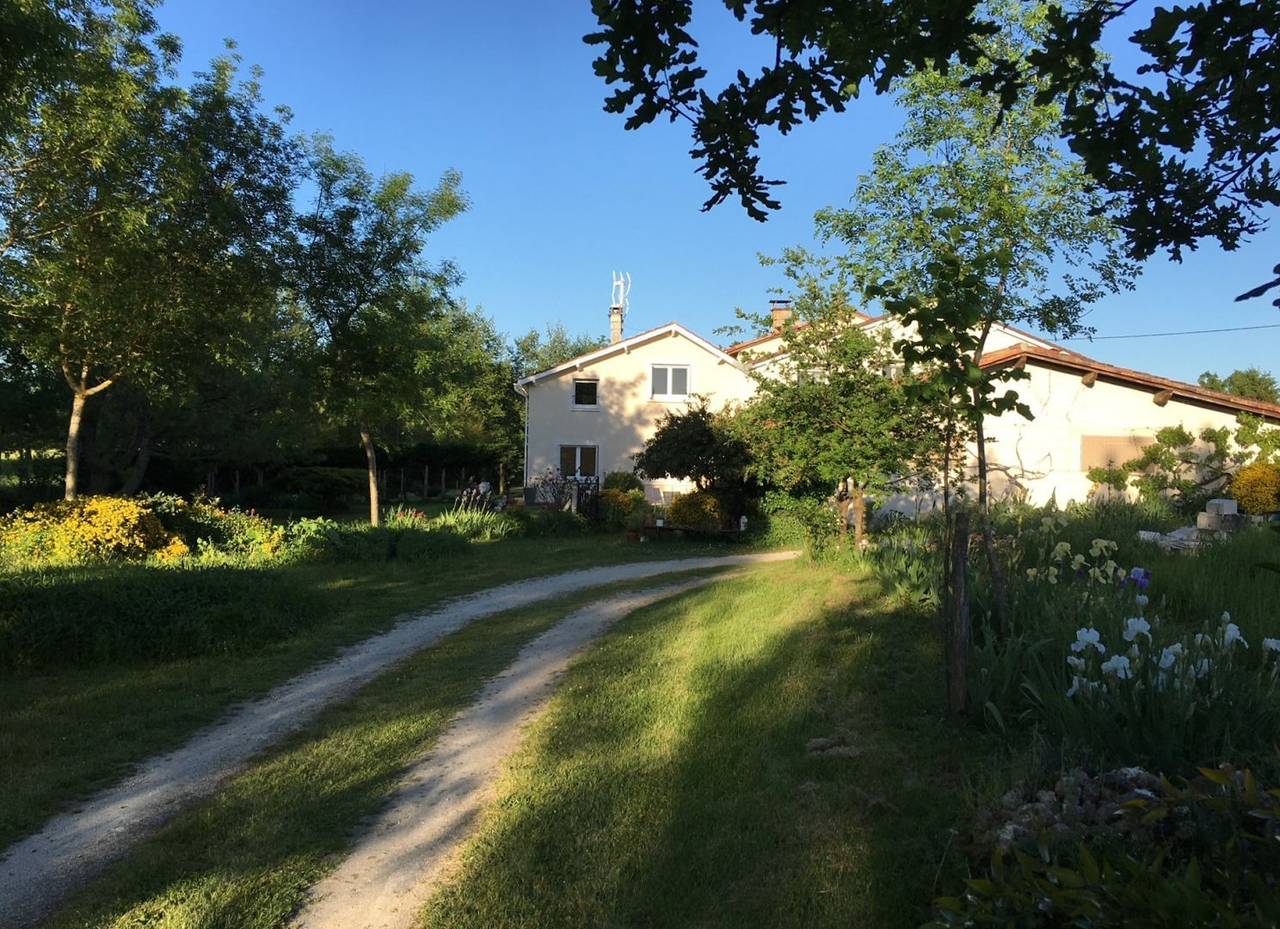 Chambres d'hôtes dans Réserve Naturelle de 15 Hectares - Bleuet- Suite double vue sur prairies in Saint-Antoine-Cumond, Dordogne