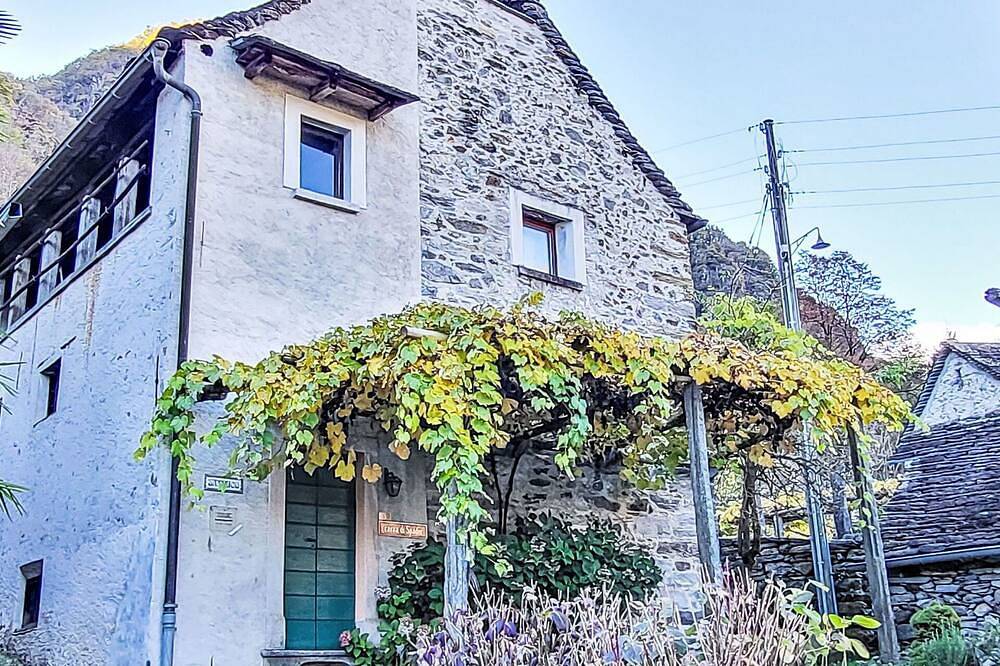Wunderbares alleinstehendes Ferienhaus für 6 Leute mit  W-Lan, Innenhof und Panoramablick in Maggia, Tessiner Alpen