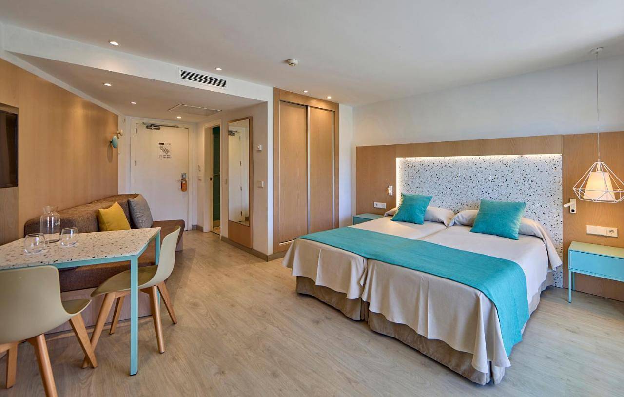 Universal Aparthotel Elisa in Playa de Muro, Muro