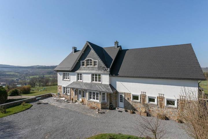 Location de vacances pour 8 personnes, avec piscine et jardin ainsi que vue et sauna dans Bellevaux-Ligneuville - 3