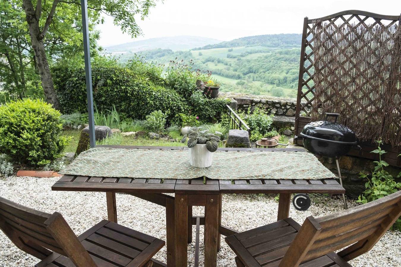 Gîte für 2 Personen mit Garten in Montaigut-le-Blanc, Besse-et-Saint-Anastaise und Umgebung