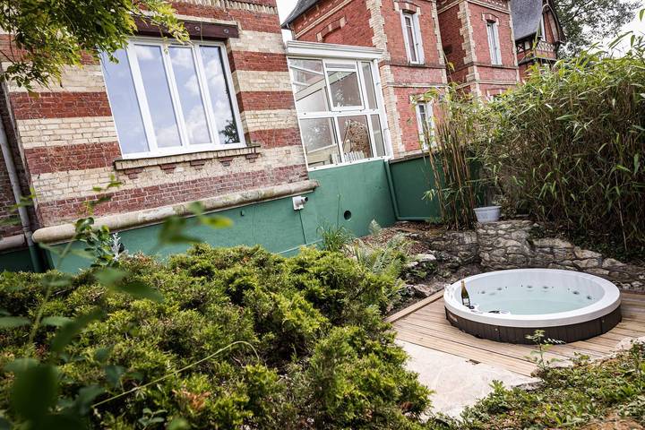 Gîte pour 10 personnes, avec jacuzzi et sauna ainsi que jardin et terrasse, animaux acceptés à Forges-les-Eaux - 2