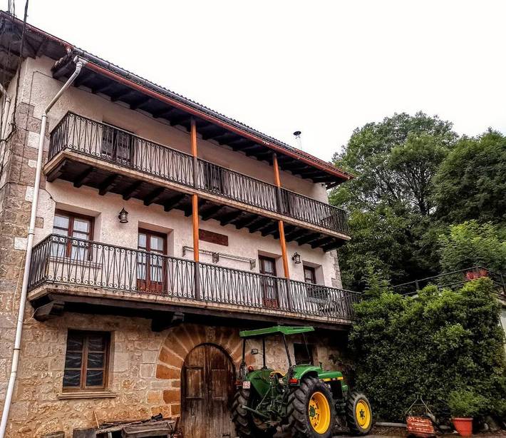Casa rural para 12 personas, con jardín y vistas, Se admiten mascotas en Larráun