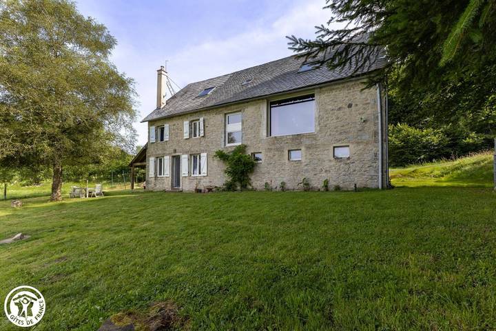 Gîte pour 12 personnes, avec Jardin et Vue à Prondines